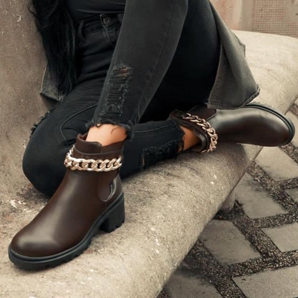 🥰BEST SELLER 🥰 Gabrielle Brown Chain boots - Picture 2 of 7